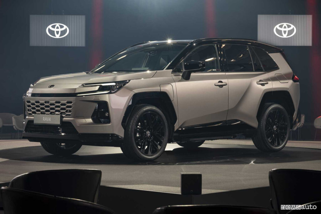 Toyota RAV4 2026 SUV Ibrido Plug in E Full Hybrid Con Design Sportivo